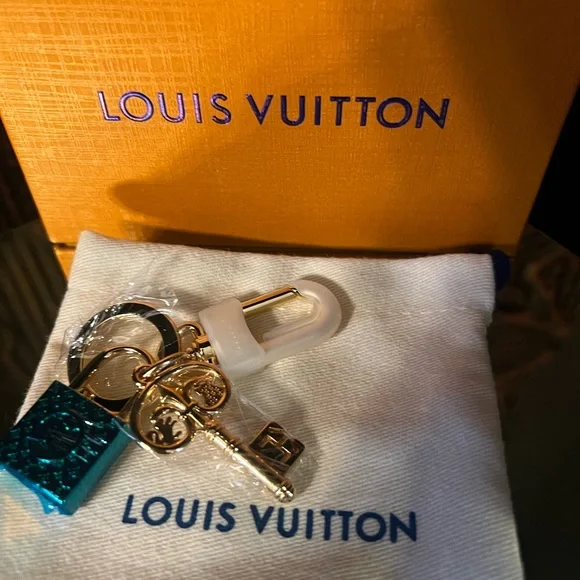 Louis Vuitton Gold Lock and Key Bag Charm (Includes dust bag and box) - Picture 2 of 13